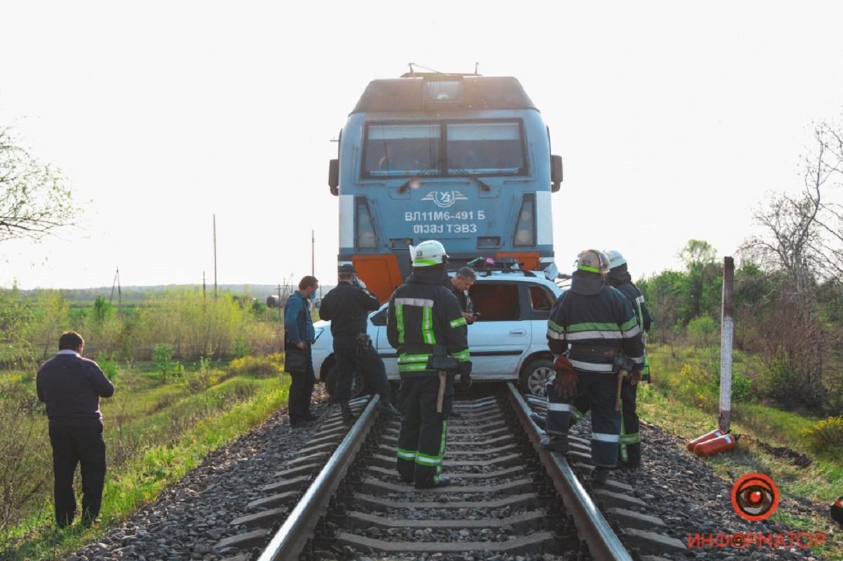 Аварія біля Дніпра: поїзд в'їхав в Hyundai: загинула сім'я – фото