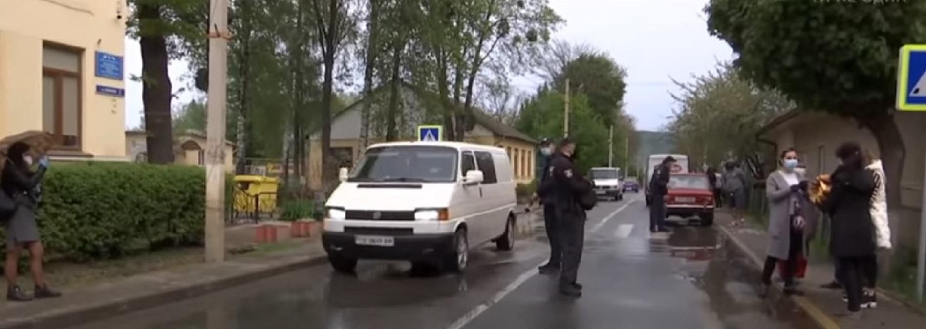 У Чернівцях пікетували лікарню з хворими на COVID-19 У Чернівцях пікетували лікарню з хворими на COVID-19