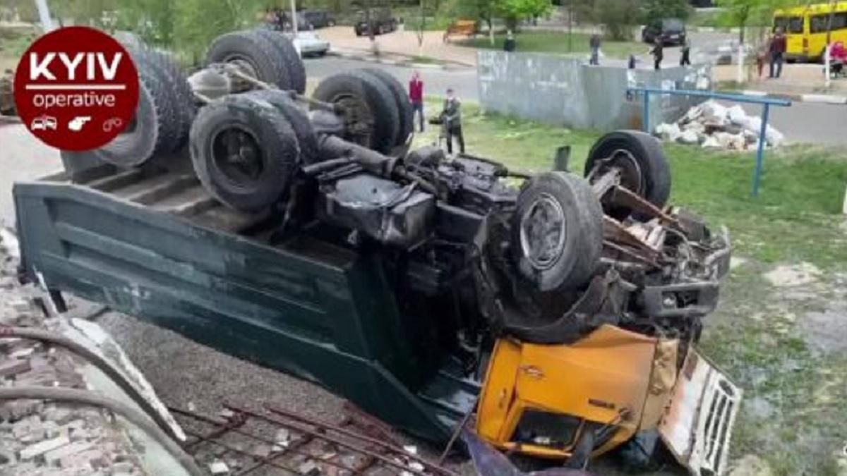 ДТП в Обухове: есть погибший, пострадавшие - видео ДТП в Обухове: есть погибший, пострадавшие - видео