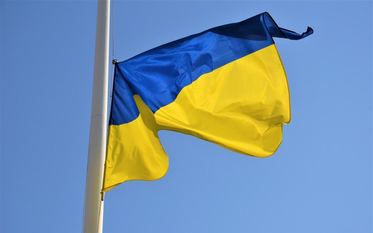 В Запорожье пьяные подростки сорвали с флагштока флаг Украины: видео надругательства и мести им