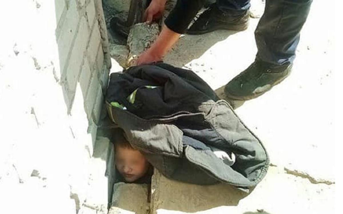 В Днепре мальчик застрял между бетонными плитами заброшенной школы: как его спасали – фото