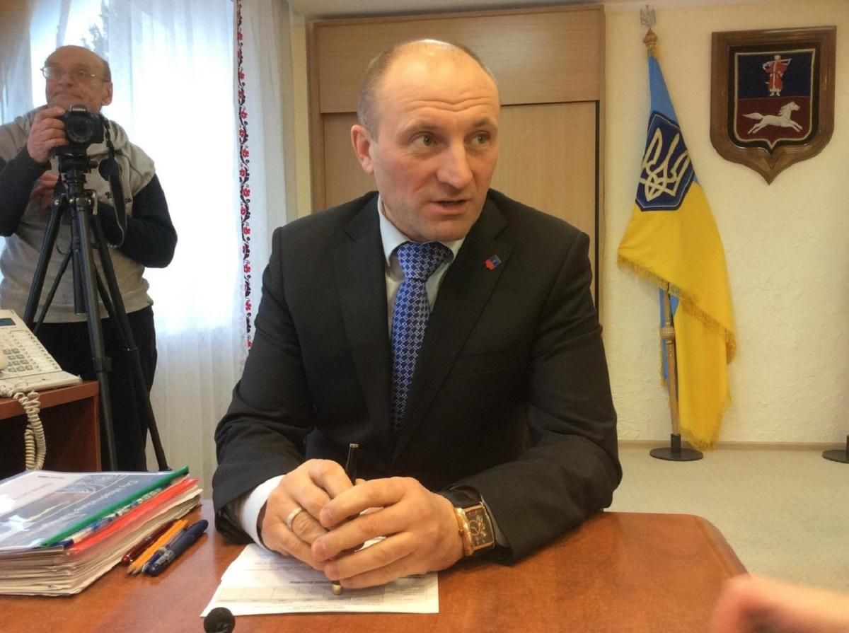 Мер Черкас Анатолій Бондаренко отримав повістку у поліцію Мер Черкас Анатолій Бондаренко отримав повістку у поліцію