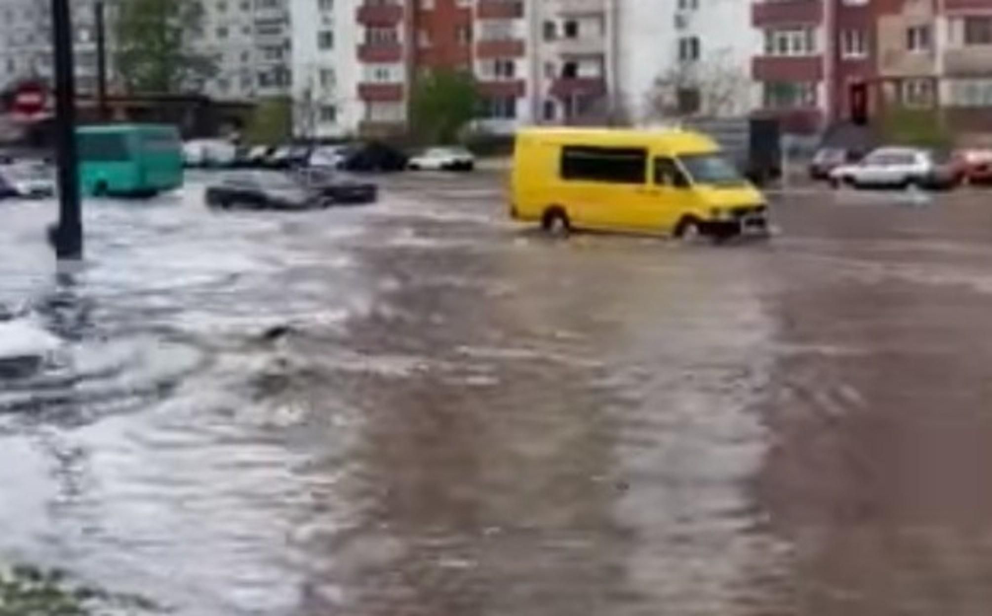 Суми затопило: у місті пройшла сильна злива – відео