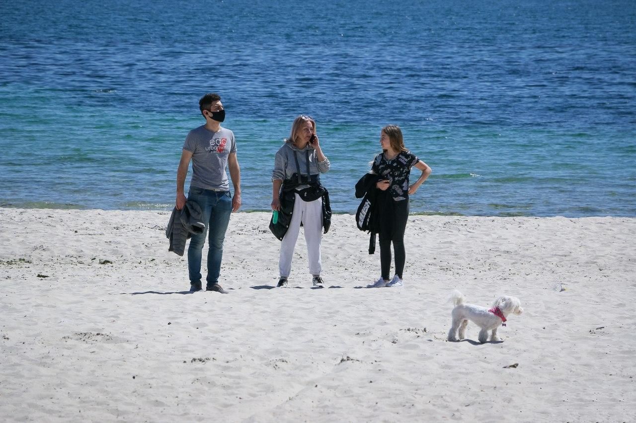 Одесити відпочивають на пляжах попри карантинні обмеження: фото Одесити відпочивають на пляжах попри карантинні обмеження: фото