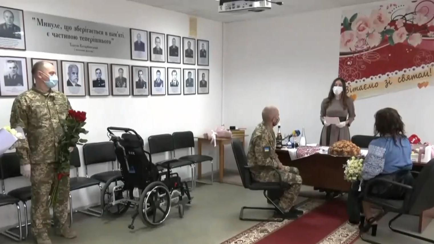 Раненый военный ВСУ женился на невесте в госпитале: трогательные фото и видео