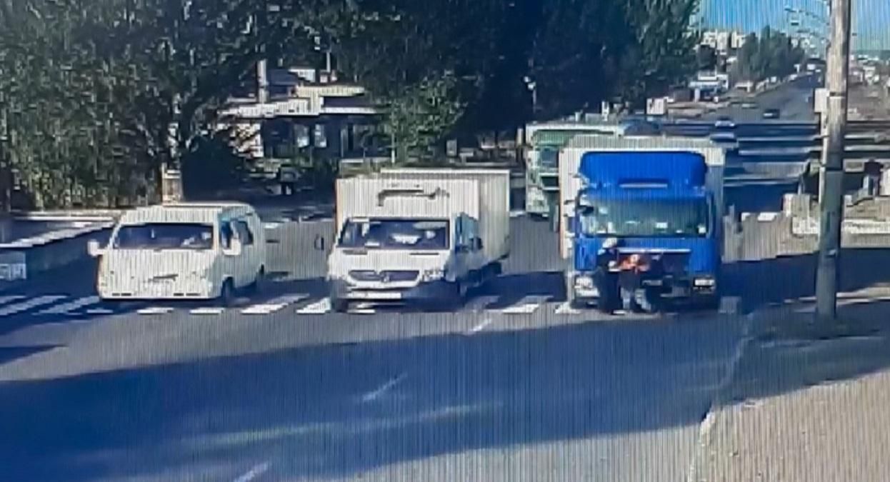 У Дніпрі вантажівка збила двох чоловіків на переході: відео