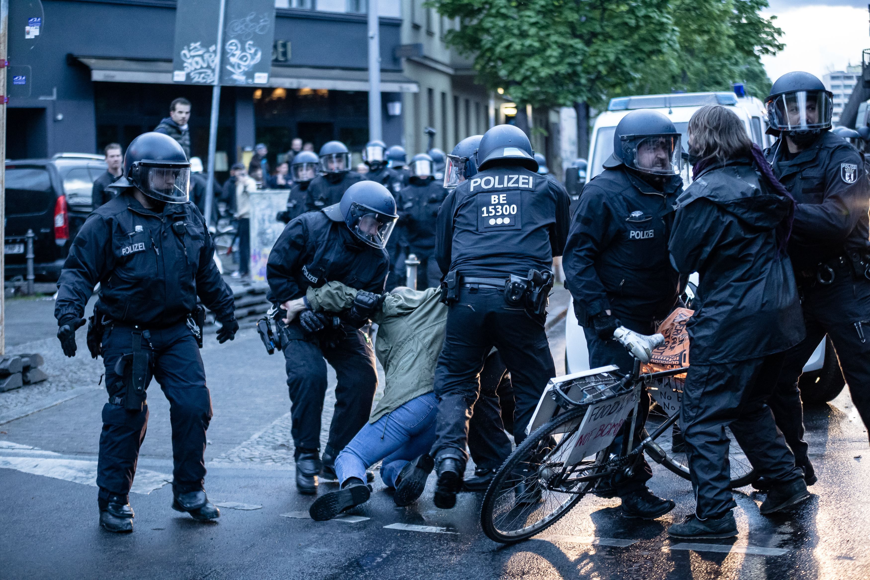 У Берліні поліція затримала понад 200 активістів під час вуличних акцій: фото
