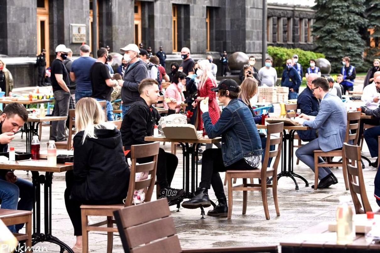 Рестораторы устроили летнюю террасу на Банковой и призвали отменить "велюровый карантин"
