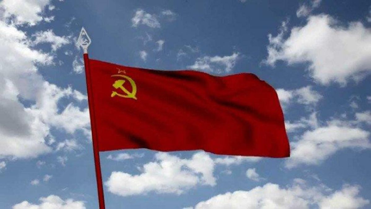 В Одесской области мужчина вывесил советский флаг 1 мая 2020 В Одесской области мужчина вывесил советский флаг 1 мая 2020