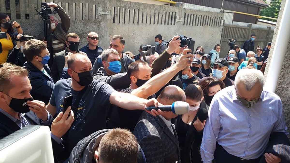 В Черкассах 200 человек пришли поддержать мэра, нарушая карантин: фото, видео В Черкассах 200 человек пришли поддержать мэра, нарушая карантин: фото, видео