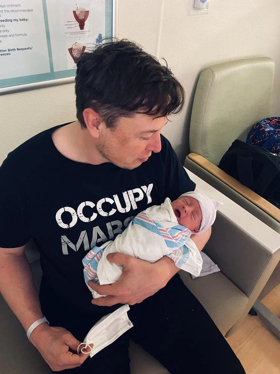 Ілон Маск із новонародженим сином 