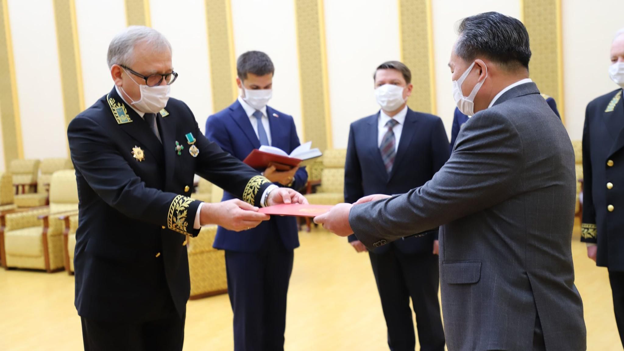 Путин наградил Ким Чен Ына медалью за Вторую мировую: фото