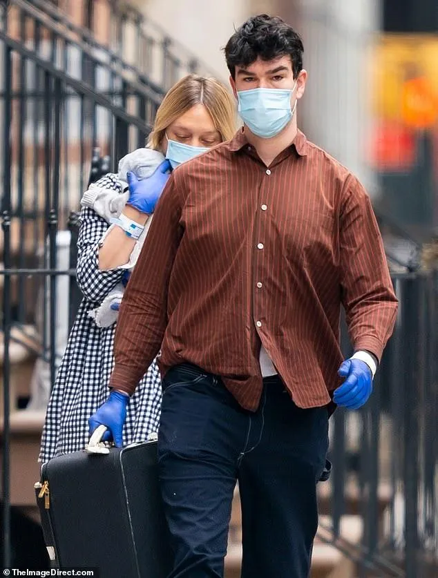 Хлоя Севіньї вперше стала мамою Хлоя Севіньї вперше стала мамою