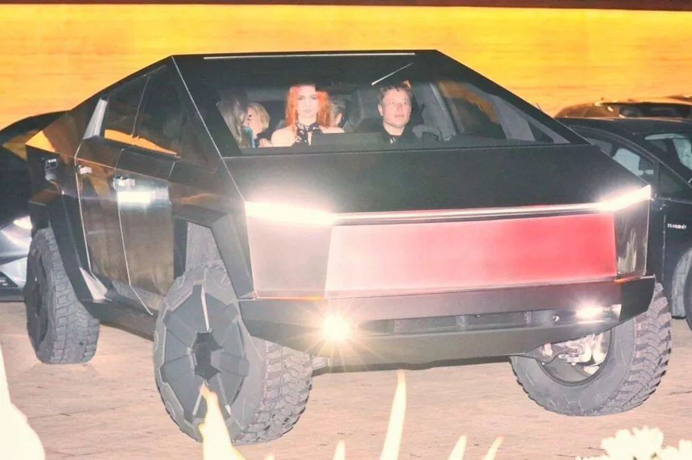 Ілон Маск та Граймс на одному з побачень Ілон Маск та Граймс на одному з побачень