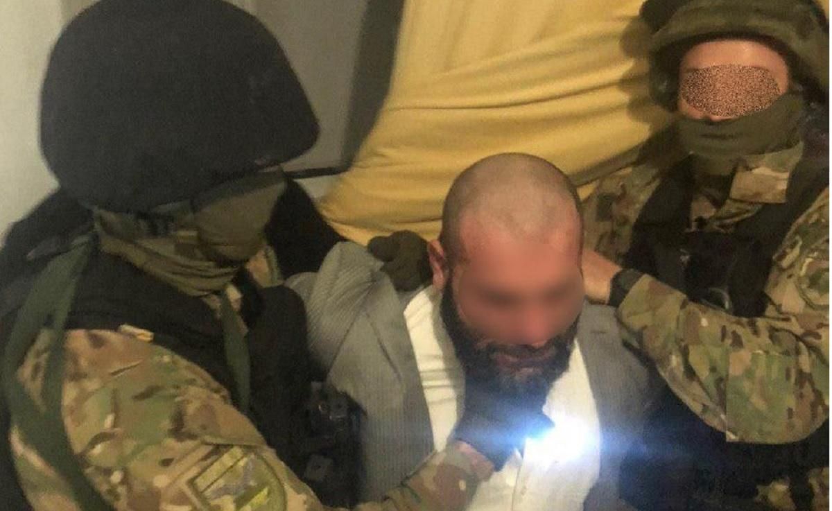 Гражданин РФ угрожал взорвать дом: видео задержания Гражданин РФ угрожал взорвать дом: видео задержания