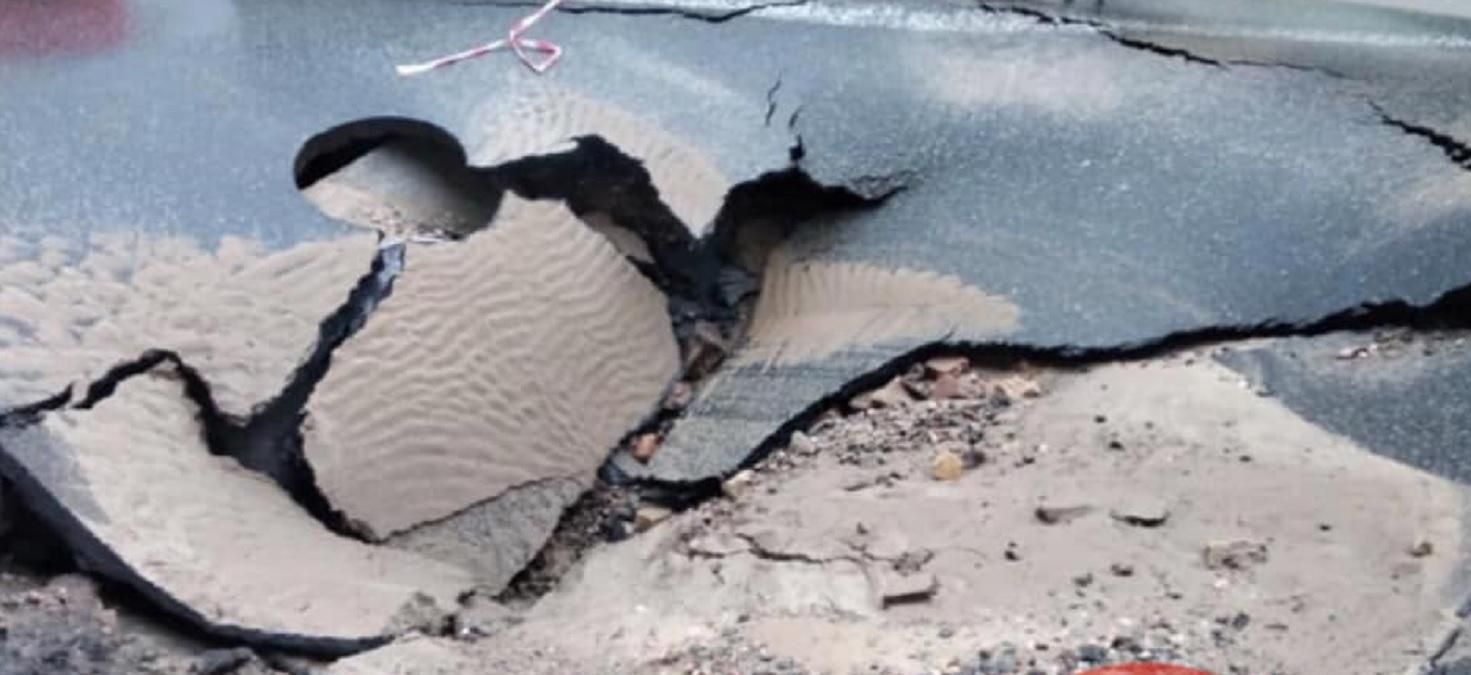 На Кловському узвозі в Києві через дощ провалився асфальт: фото На Кловському узвозі в Києві через дощ провалився асфальт: фото