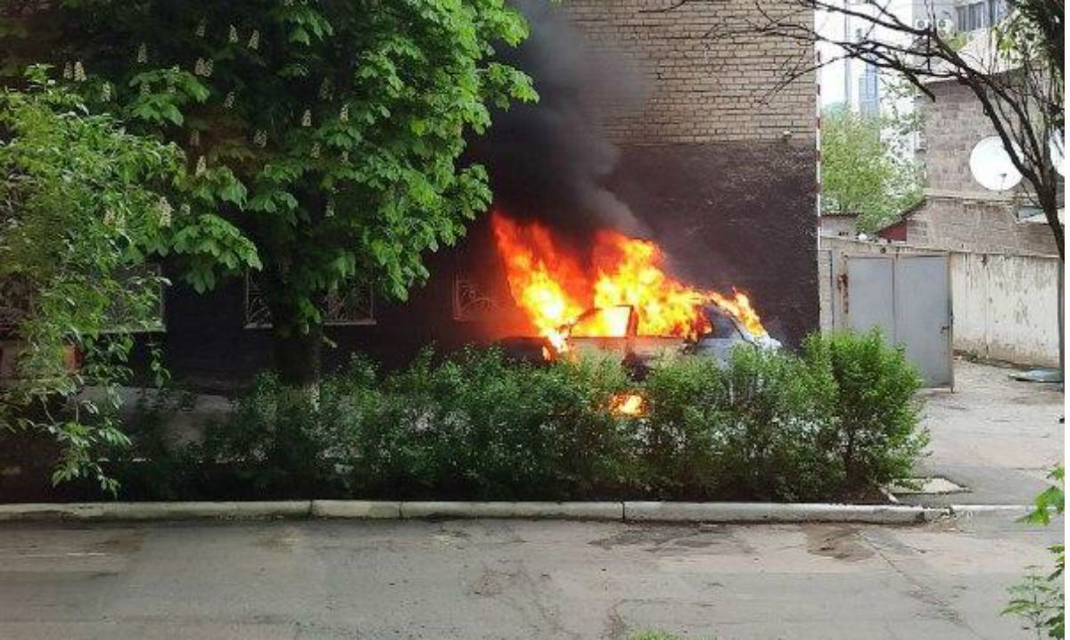 В окупованому Донецьку під відділенням "міліції" вибухнув автомобіль: фото і відео з місця подій