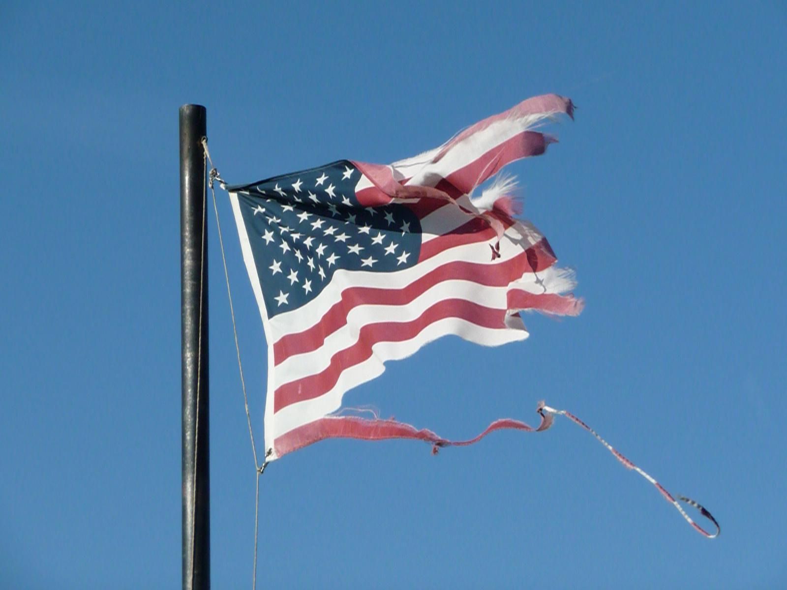 Розірваний прапор Сполучених Штатів Америки 