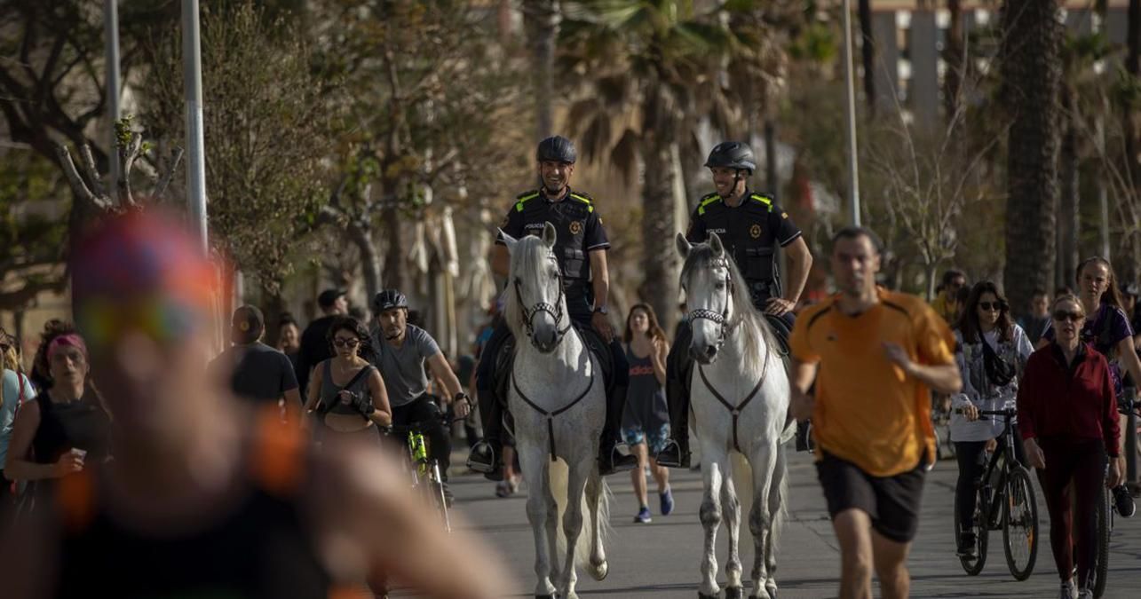 Ажіотаж у перукарнях та скупчення людей на вулицях: як Іспанія послаблює карантин Ажіотаж у перукарнях та скупчення людей на вулицях: як Іспанія послаблює карантин