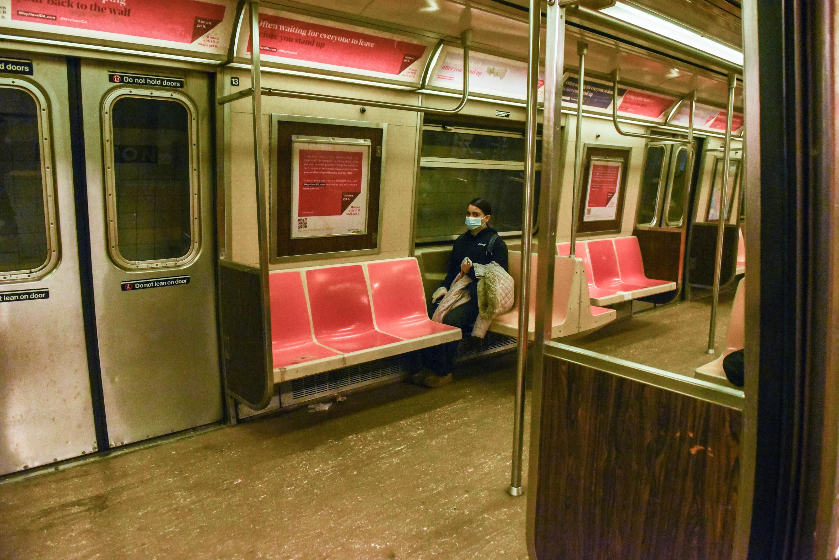 У Нью-Йорку вперше в історії планово закрили метро 6.05. 2020: фото