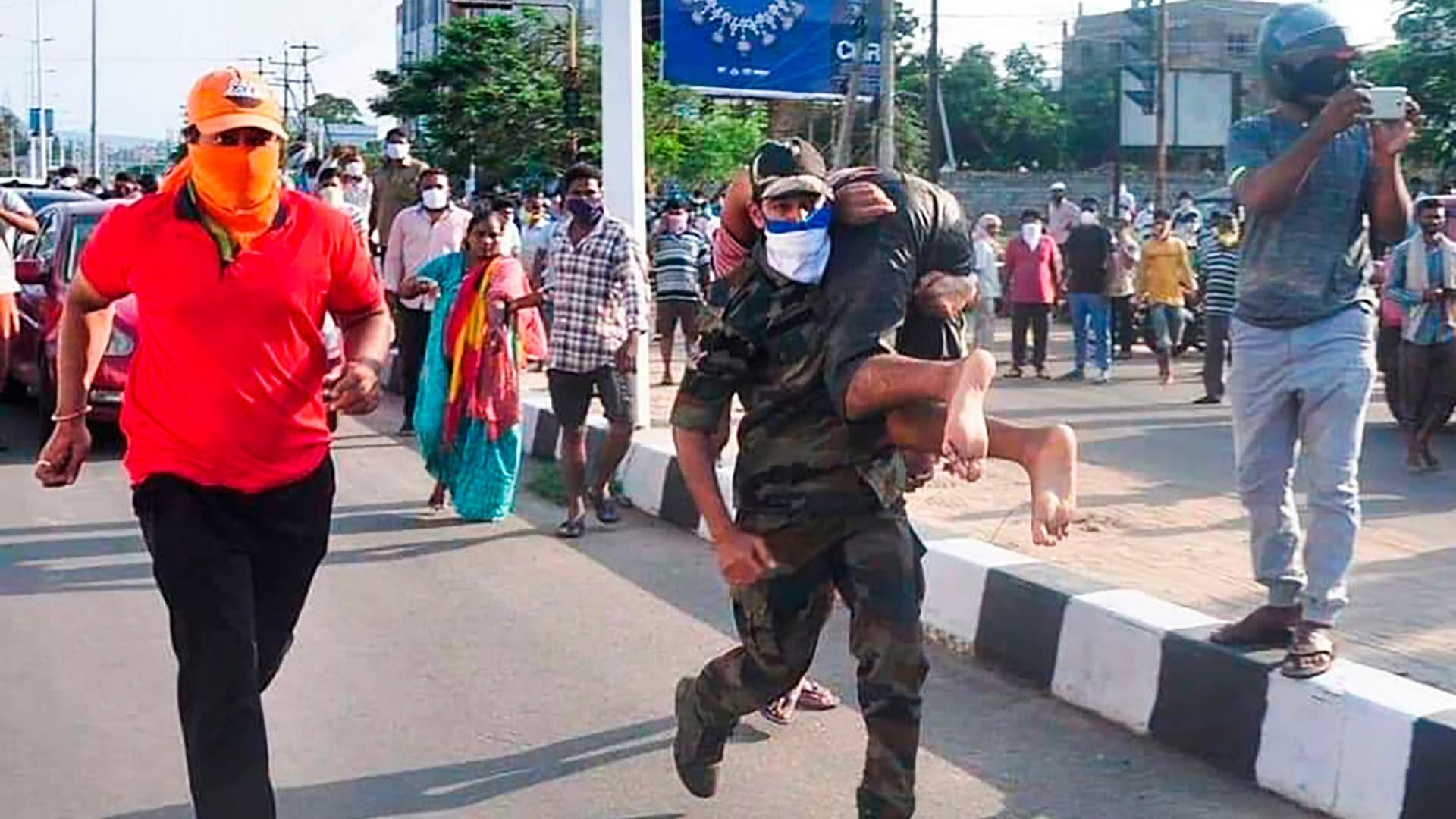 Утечка газа на заводе LG в Индии: много погибших, сотни попали в больницы Утечка газа на заводе LG в Индии: много погибших, сотни попали в больницы