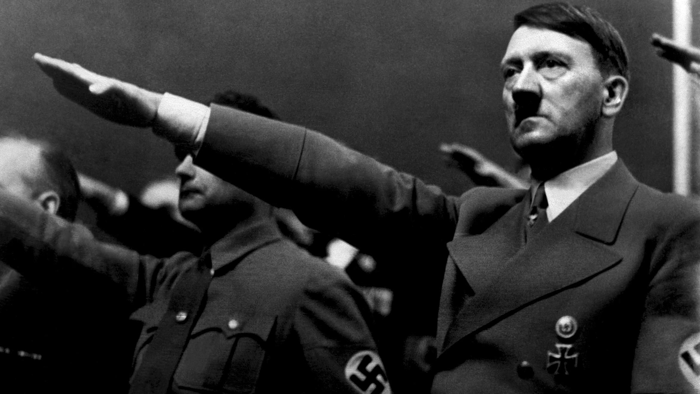 9 травня по-російськи: у Росії вшанували пам'ять ветеранів фотографією Гітлера 9 травня по-російськи: у Росії вшанували пам'ять ветеранів фотографією Гітлера