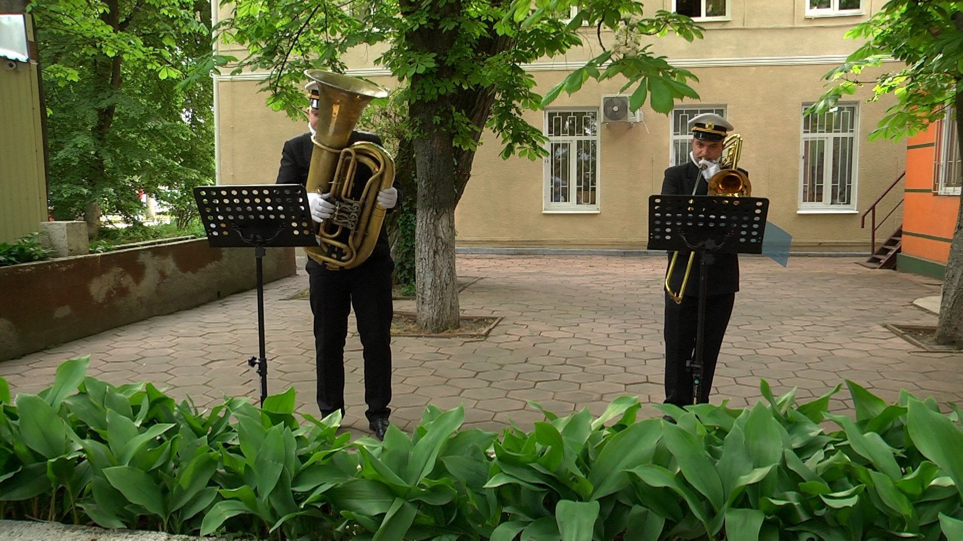 Військовий оркестр зіграв концерт під стінами лікарні в Одесі: захопливі відео