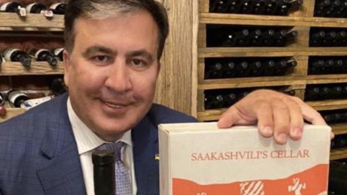 С грузинским вином: Саакашвили показал, как празднует назначение – фото С грузинским вином: Саакашвили показал, как празднует назначение – фото
