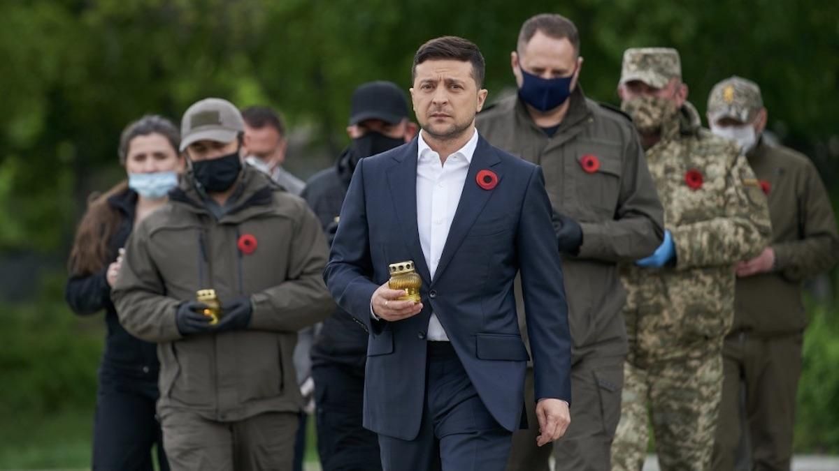 Зеленський на Луганщині вшанував пам'ять загиблих у Другій світовій війні: фото, відео Зеленський на Луганщині вшанував пам'ять загиблих у Другій світовій війні: фото, відео