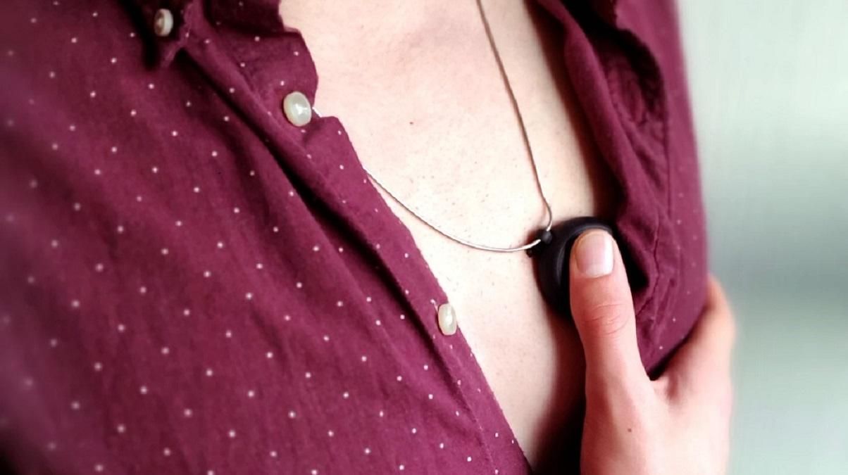 Украшение, что спасет жизнь: ожерелье со скрытым сенсором быстро проверит сердечный ритм