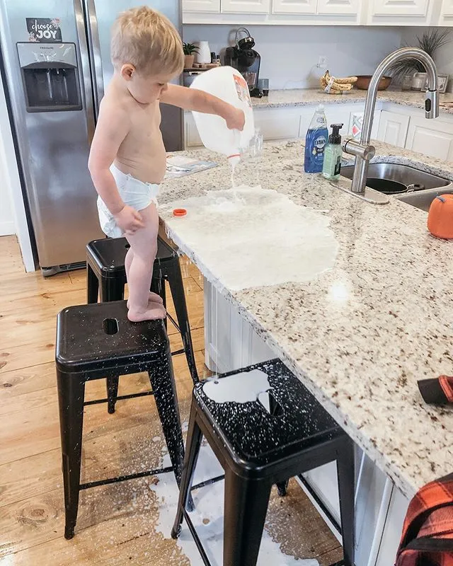 А цей хлопчик вирішив допомогти мамі у готуванні