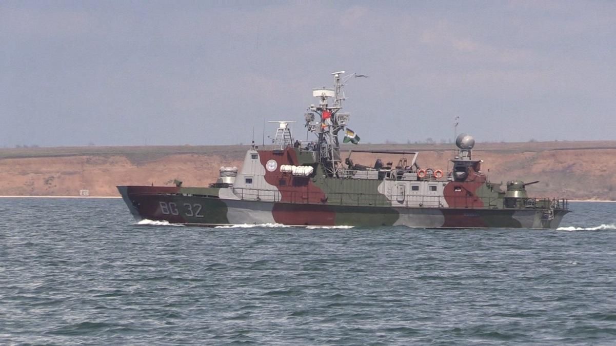 Корабли ООС в Азовском море учились уничтожать противника: мощные фото и видео