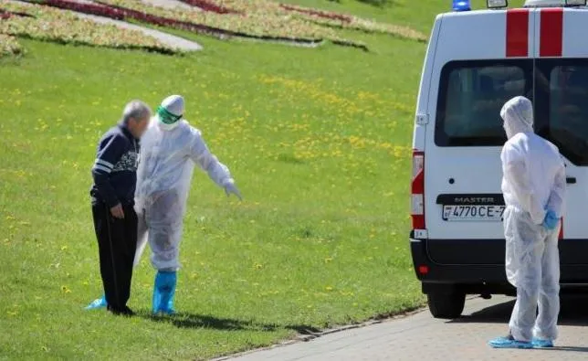 З репетиції параду у Мінську госпіталізували чоловіка з коронавірусом З репетиції параду у Мінську госпіталізували чоловіка з коронавірусом