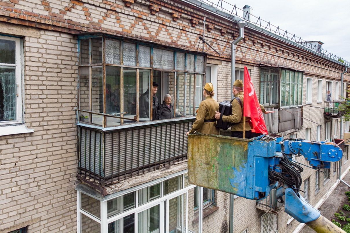 "Кризис победобесия": в России ветеранов поздравляли из автовышки, похожей на мусорный ящик "Кризис победобесия": в России ветеранов поздравляли из автовышки, похожей на мусорный ящик