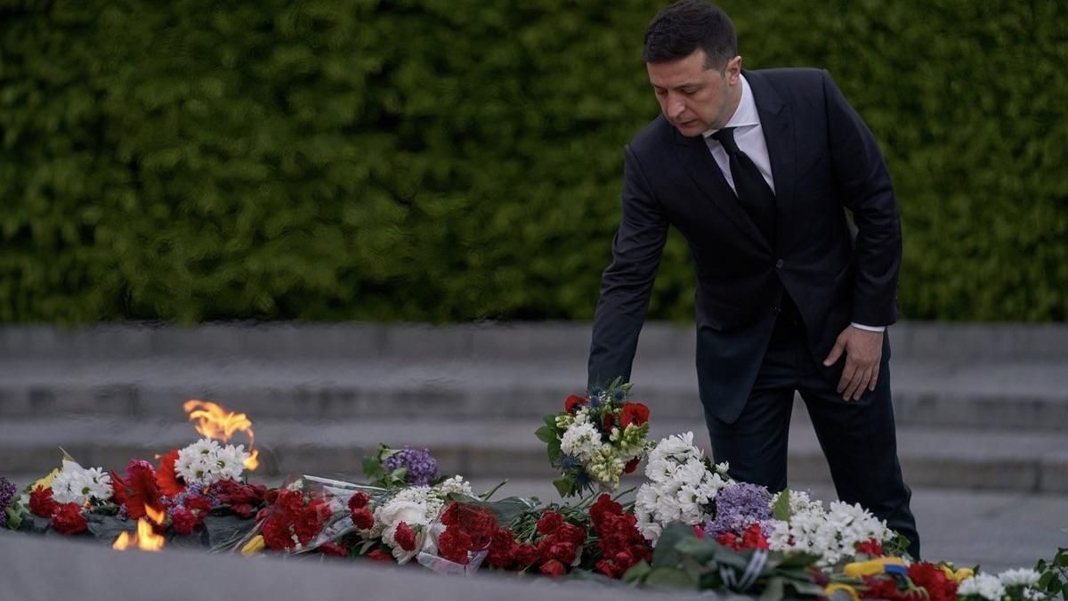 Президент почтил память погибших во Второй мировой войне на Закарпатье и в Киеве