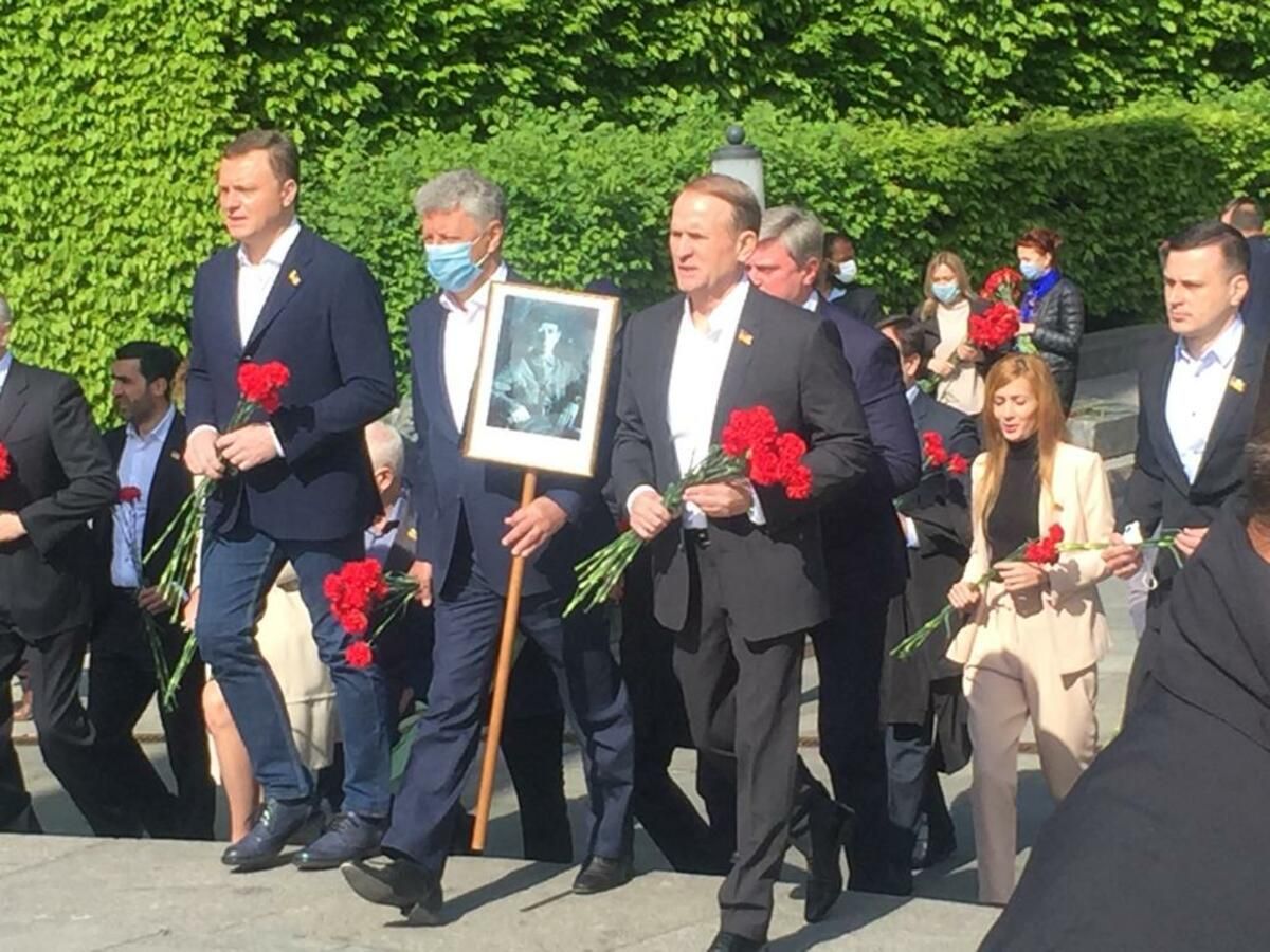 Після візиту Бойка і Медведчука до Алеї Слави ДСНС провели планову дезінфекцію: курйозне відео