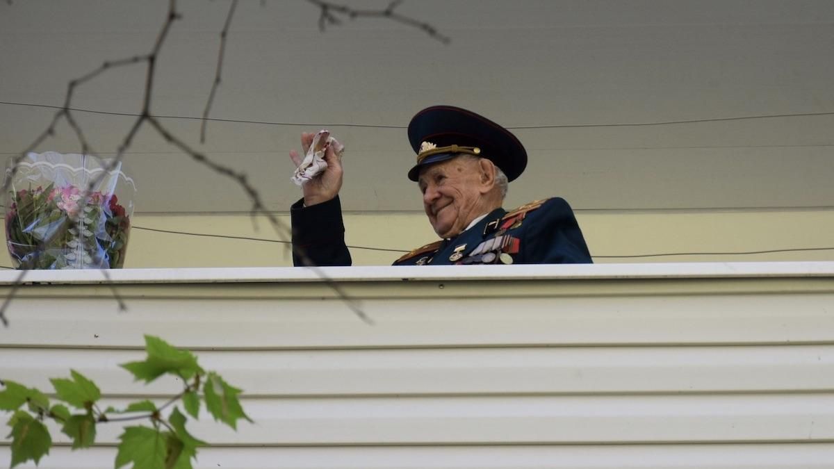 В Одесі під балконом військовий оркестр заграв для 99-річного ветерана: зворушливі фото та відео