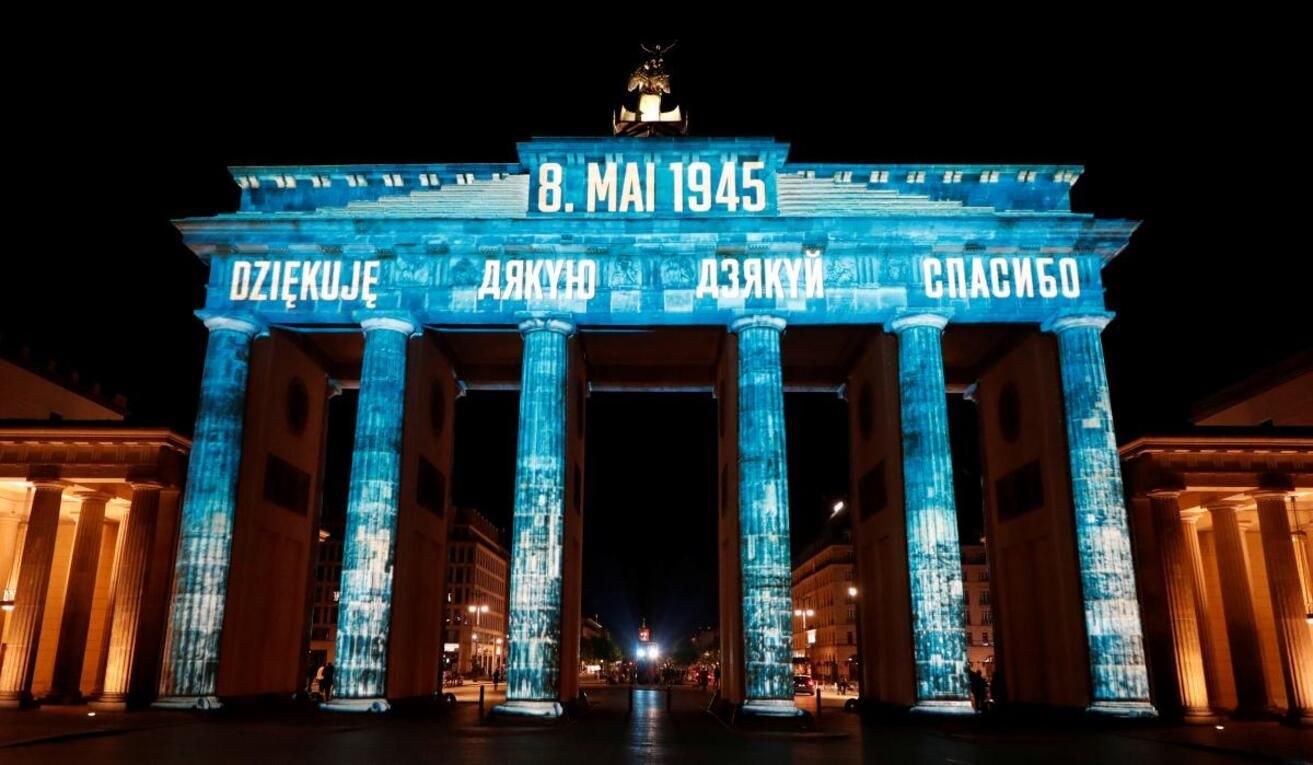 На Бранденбургских воротах в Берлине написали слово "Спасибо": фото