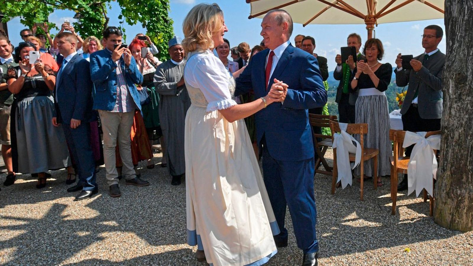 Экс-глава МИД Австрии Кнайссль начала писать для пропаганды: она танцевала с Путиным Экс-глава МИД Австрии Кнайссль начала писать для пропаганды: она танцевала с Путиным