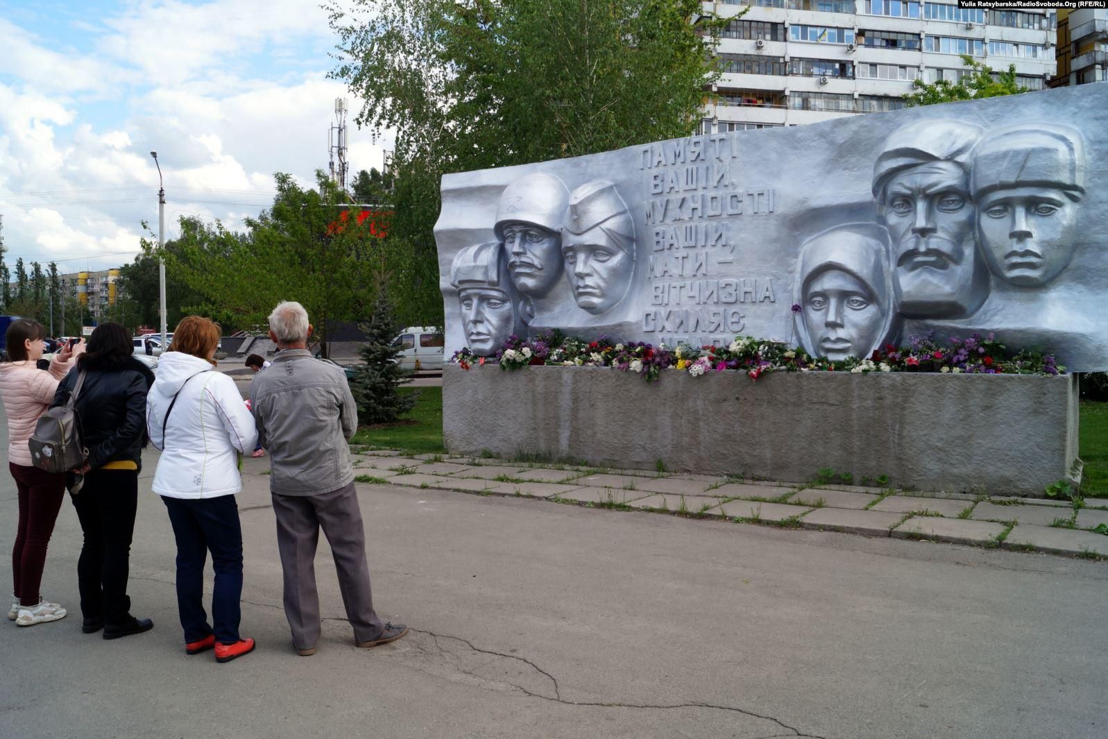 По двоє і в масках: як вшановували День перемоги над нацизмом у Дніпрі По двоє і в масках: як вшановували День перемоги над нацизмом у Дніпрі