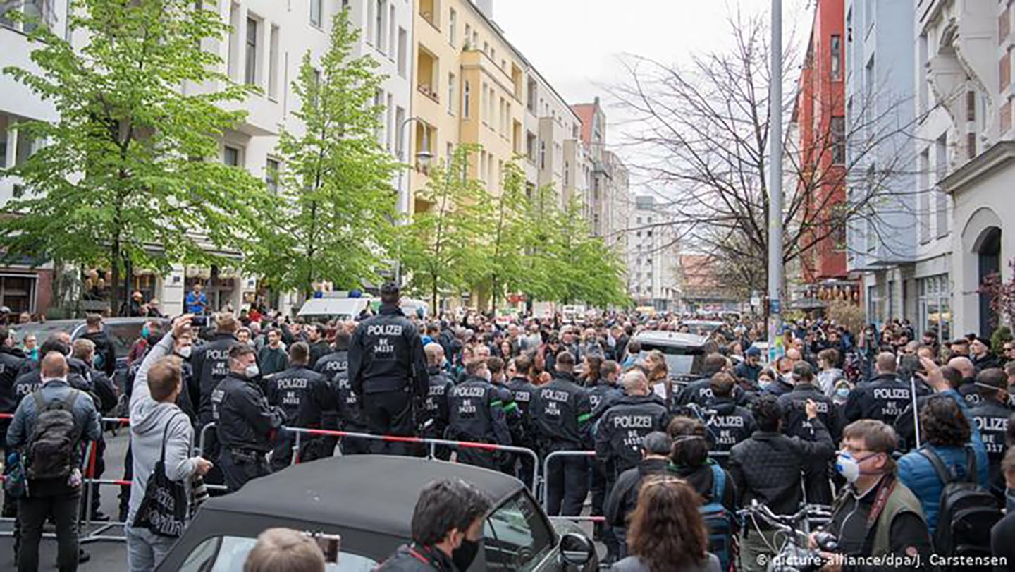 Многотысячные митинги против карантина прошли в Германии: фото