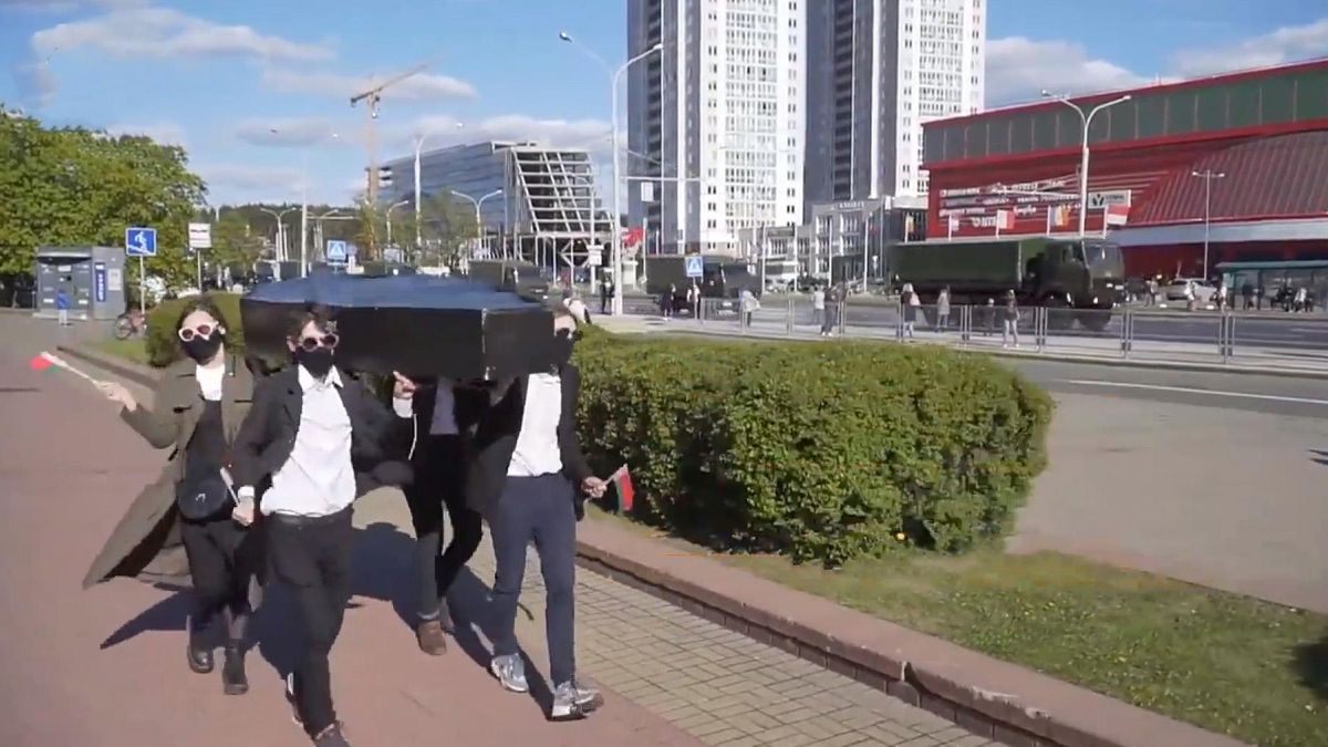 В Минске задержали активистов с гробом: видео В Минске задержали активистов с гробом: видео