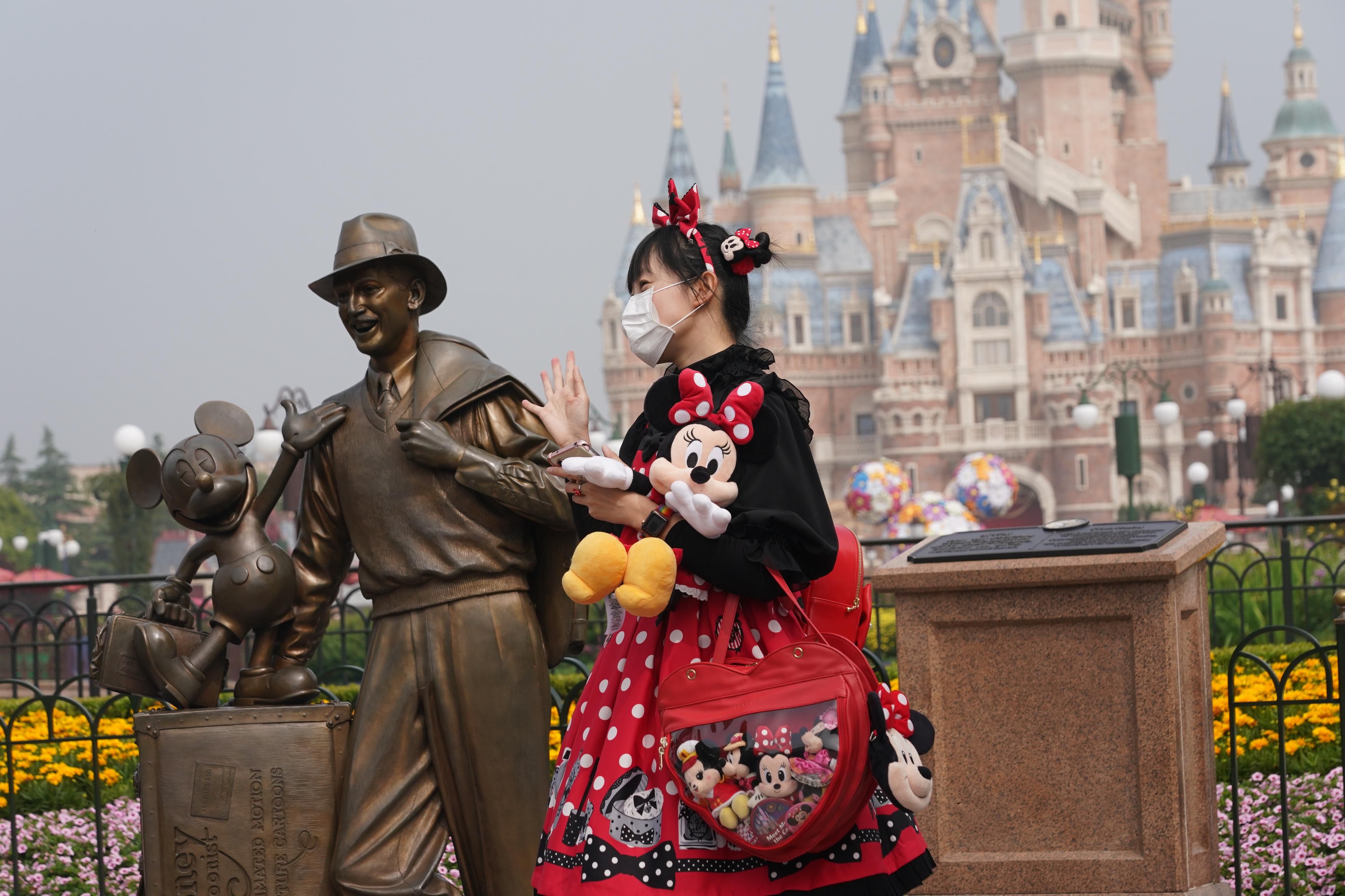 После ста дней паузы: в Шанхае открылся Диснейленд – жизнерадостные фото и видео После ста дней паузы: в Шанхае открылся Диснейленд – жизнерадостные фото и видео