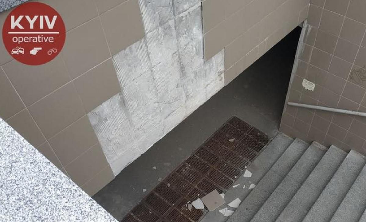 В Киеве в отреставрированном подземном переходе осыпалась плитка: фото В Киеве в отреставрированном подземном переходе осыпалась плитка: фото