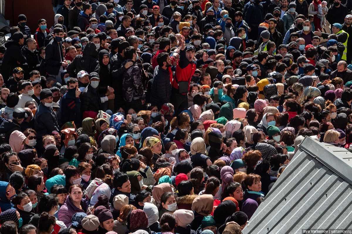 Толкотня и проклятия: сотням мусульман раздавали бесплатную еду в России несмотря на карантин