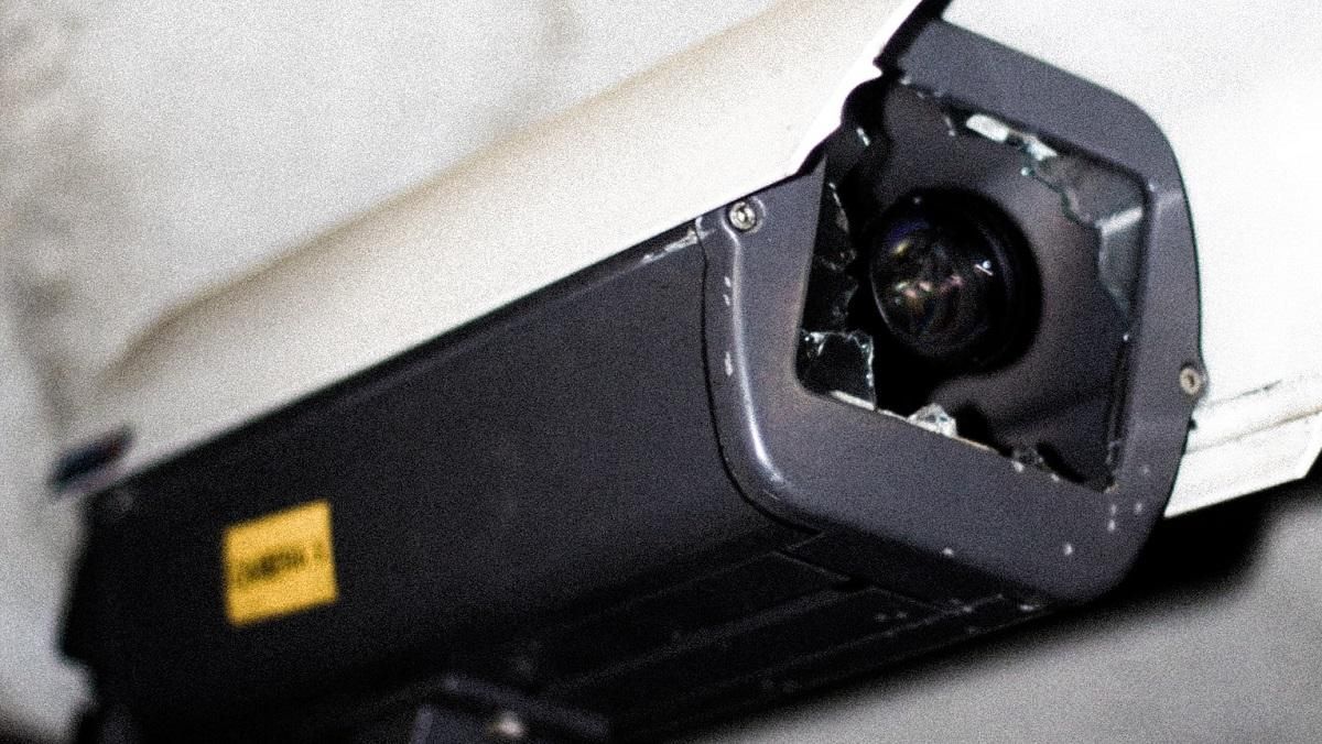 Уродливая футболка делает владельца невидимым для распознавания камерами Уродливая футболка делает владельца невидимым для распознавания камерами