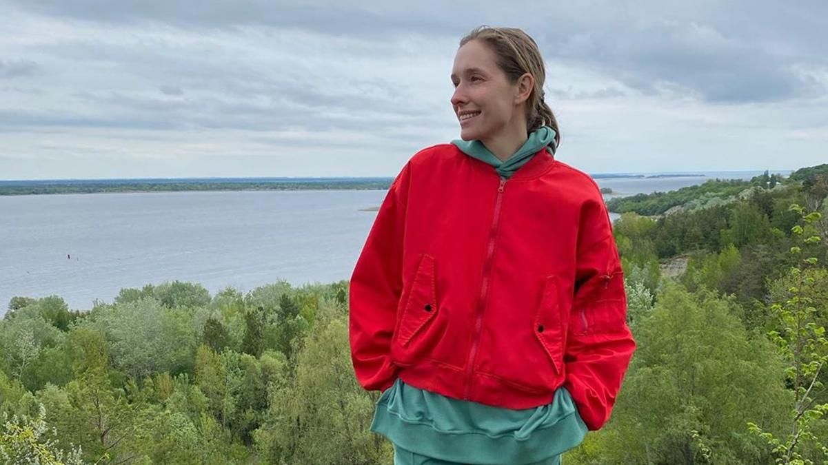 В джинсовых мини-шортах: Катя Осадчая устроила пикник на природе