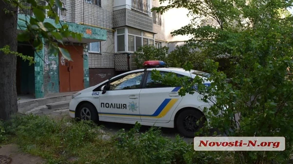 Через коронавірус пенсіонерка вистрибнула з вікна в Миколаєві: її родичі не випускали на вулицю 