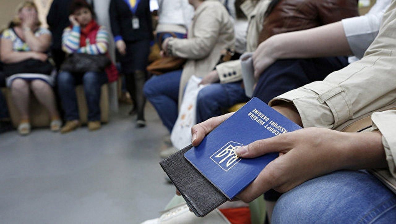 Украинцы начали активнее искать работу за границей на фоне ослабления карантина: топ-3 страны