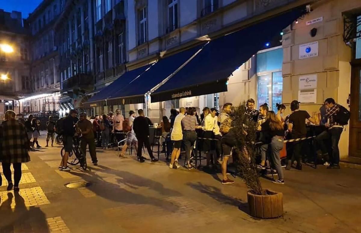 Толпа посетителей: из-за нарушения карантина во Львове закрыли паб-фото Толпа посетителей: из-за нарушения карантина во Львове закрыли паб-фото